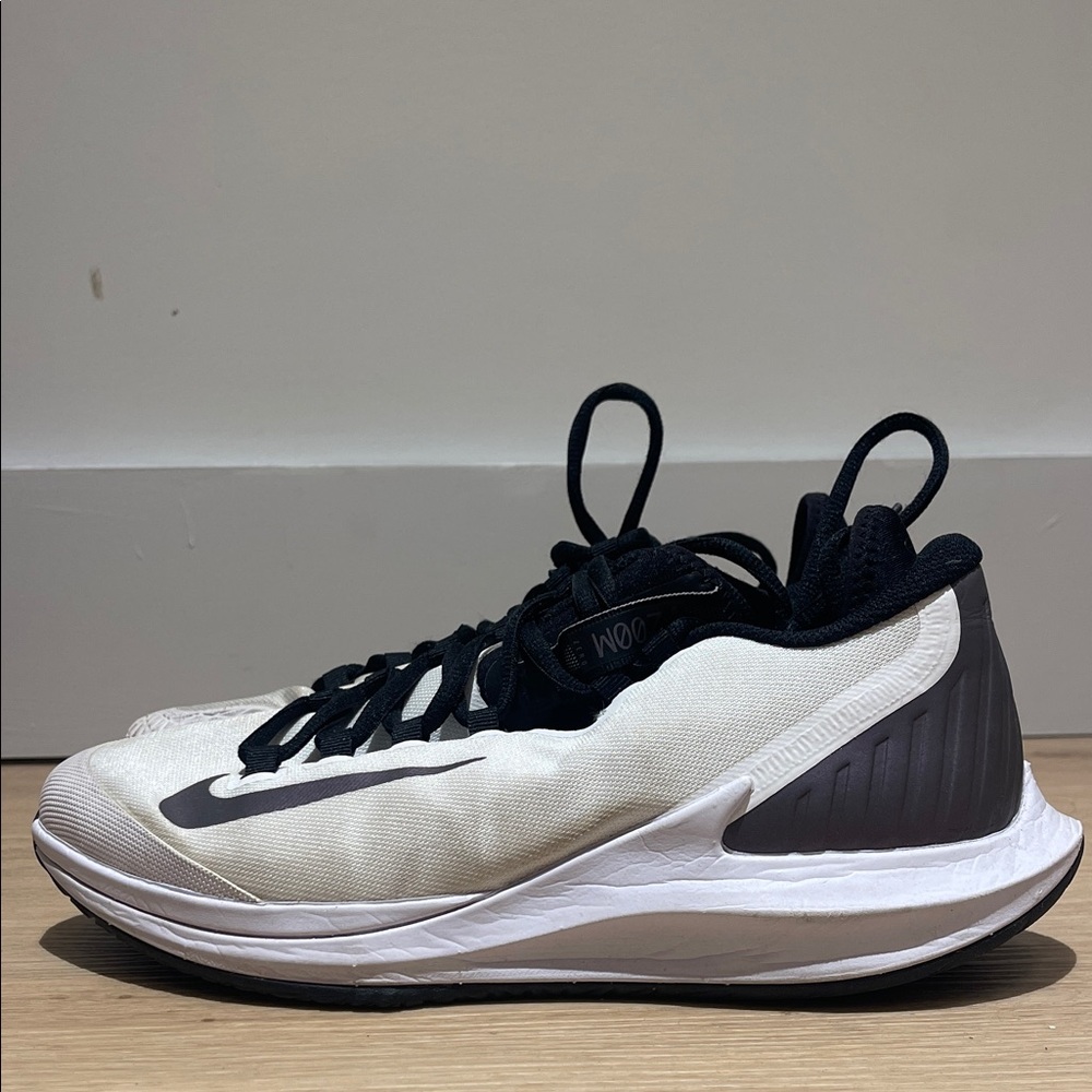 Nike zoom tennis shoe